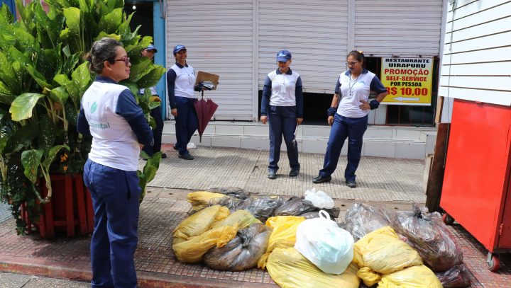 Equipes de limpeza orientam comerciantes para acondicionamento correto de lixo