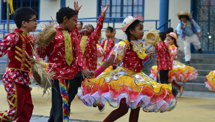 Crianças se divertem com abertura de Arraial Infantil no Parque da Criança