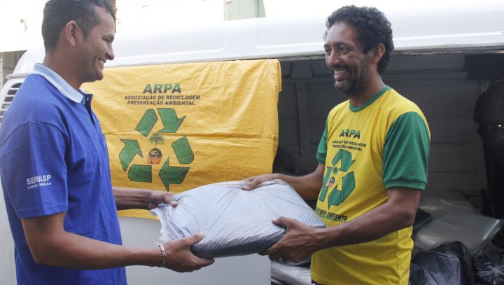 Catadores passam a fornecer sacos reciclados para o Município em parceria inédita