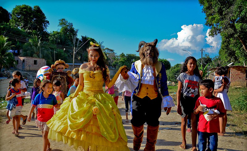 Arte Comunidade leva espetáculo A Bela e a Fera para crianças da Colônia Antônio Aleixo