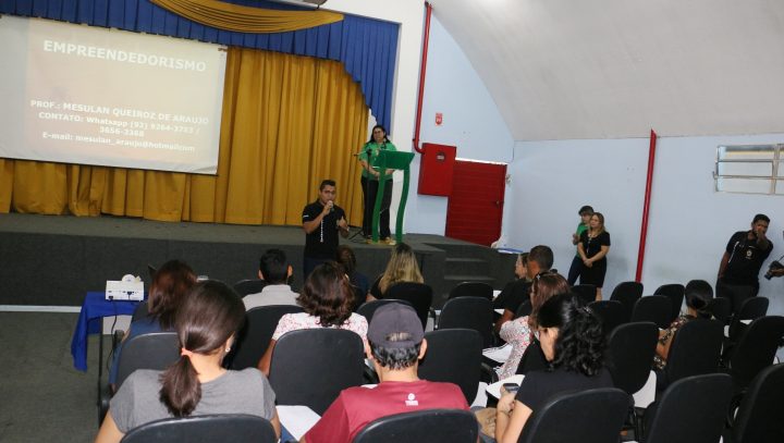 Palestra Características Empreendedoras tem participação de professores da rede municipal