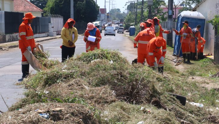 Equipes de limpeza realizam mutirão no bairro Mundo Novo