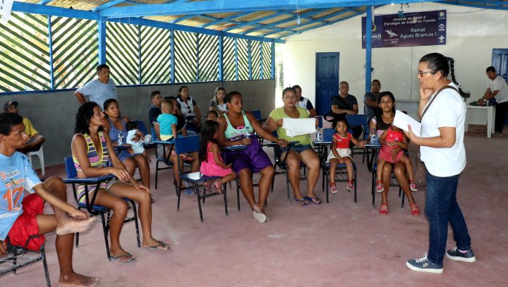 Comunidade na AM-010 recebe orientações da Prefeitura sobre coleta de lixo