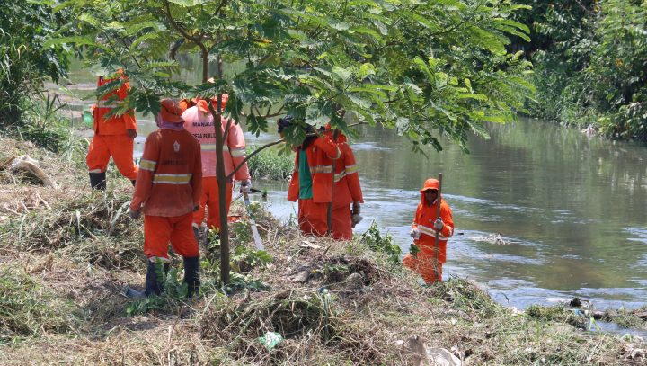 Igarapé do Mindu recebe serviços de limpeza da Prefeitura