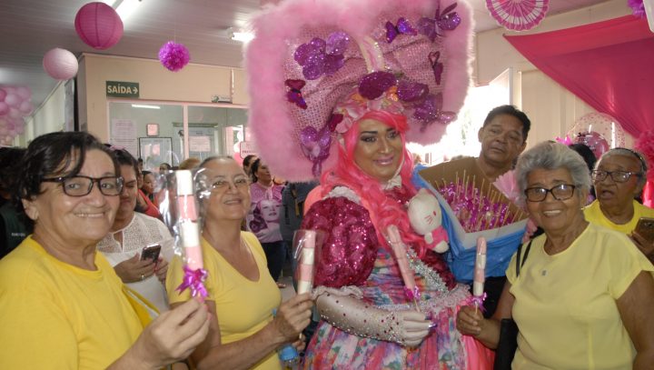 Mulheres recebem orientações de prevenção de câncer com atividades do Outubro Rosa em UBS