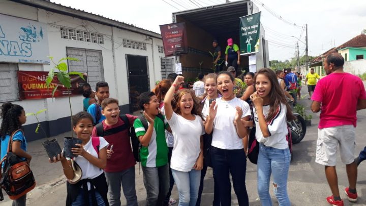 Moradores do Colônia Antônio Aleixo recebem mudas do Pedágio Ambiental