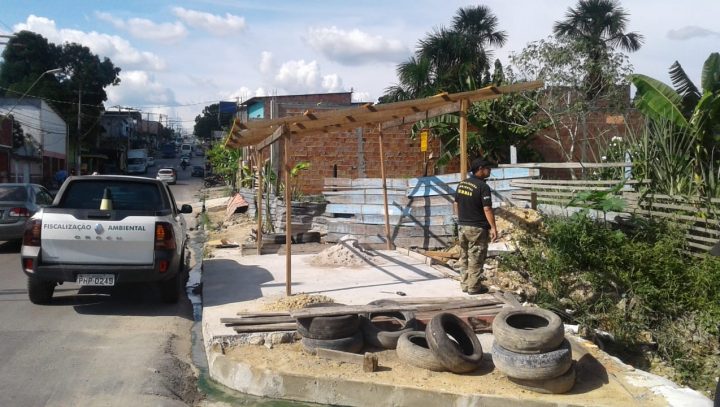 Barraca construída em área de preservação de igarapé no Monte das Oliveiras é retirada pela Prefeitura