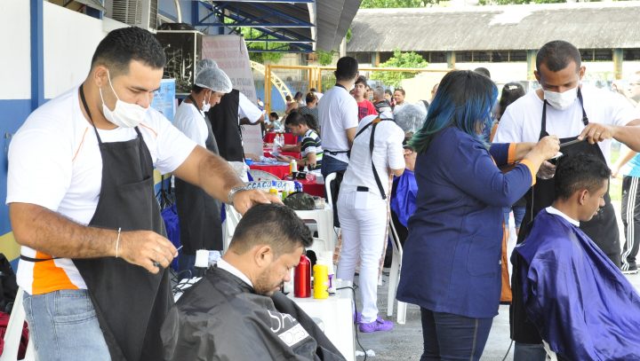Prefeitura realiza ações de saúde e estética na Minivila do Coroado