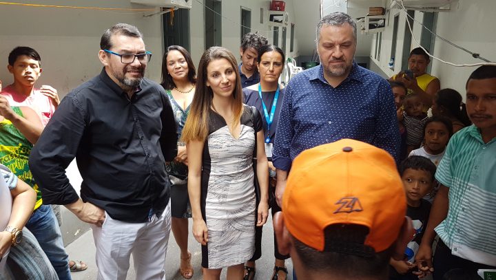 Embaixador canadense visita abrigo venezuelano e estuda parceria entre o Canadá e a Prefeitura