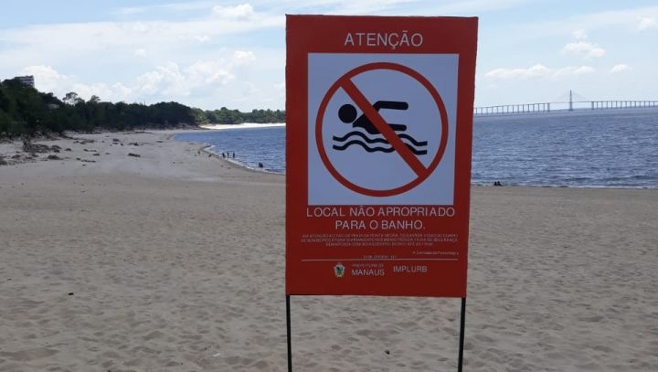 Prefeitura instala novas placas sinalizando áreas impróprias para banho na Praia da Ponta Negra