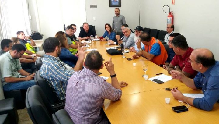 Com garantias do Governo Federal, prefeito reúne secretariado e define ações prioritárias às vítimas do incêndio no Educandos