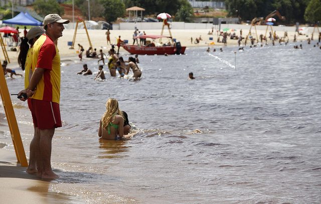 Praia da Ponta Negra fecha para banho na tarde de domingo e reabre na terça, 1º
