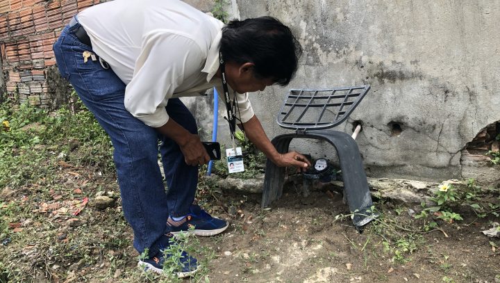 Dona de casa aprende sobre consumo consciente de água