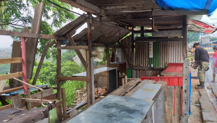 Barracas de feira são retiradas de encosta no Nova Floresta