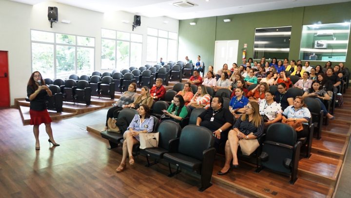 Profissionais participam de palestra de relações interpessoais