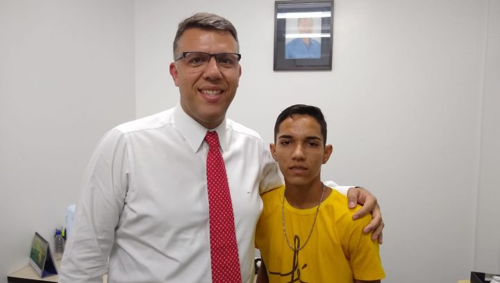 Atleta que sonha em ser jogador de futebol tem apoio da Prefeitura para teste em Goiás