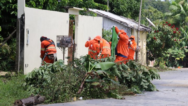 Serviços de capinação e varrição avançam em área rural de Manaus