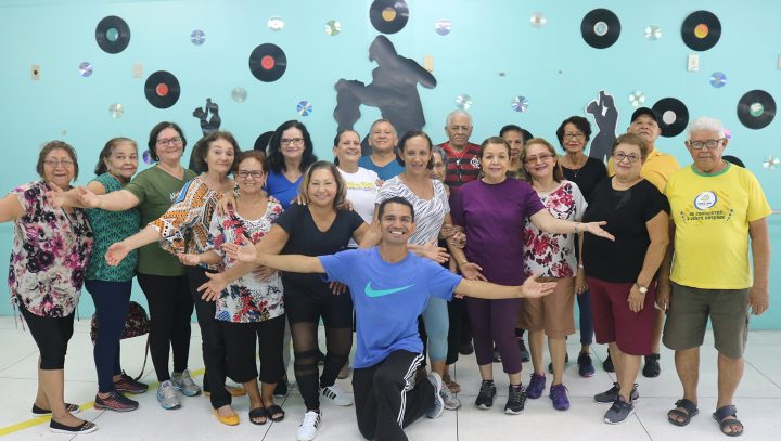 Idosos participam de cursos e oficinas para melhorar qualidade de vida