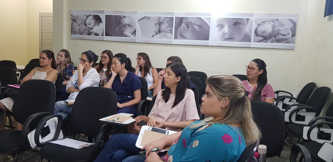 Fisioterapeutas participam de curso na maternidade Moura Tapajóz