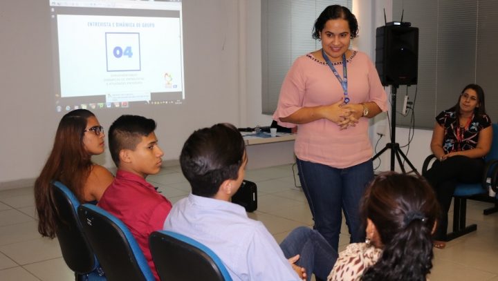 Jovens pensionistas recebem orientação sobre o mercado de trabalho