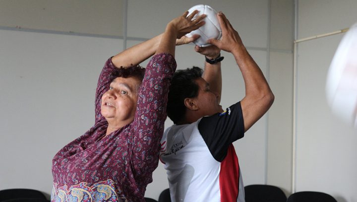 Servidores e estagiários participam de exercícios com bolas medicinais