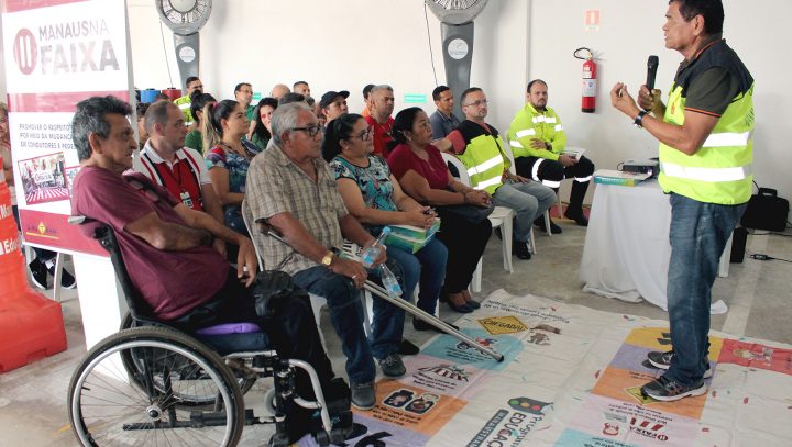 Motoristas e motociclistas recebem palestra sobre atualização do Código de Trânsito