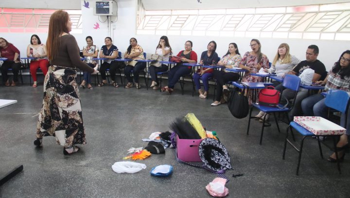 Oficina sobre avaliação de desempenho dos estudantes reúne 250 professores