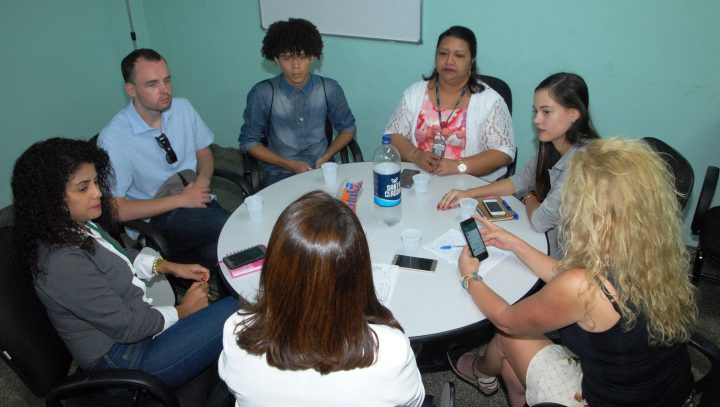 Médico irlandês visita unidade de saúde da prefeitura e elogia planejamento