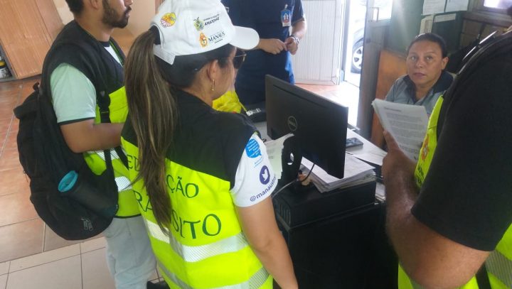 Moradores e comerciantes da rua Pará recebem orientações sobre interdição da via