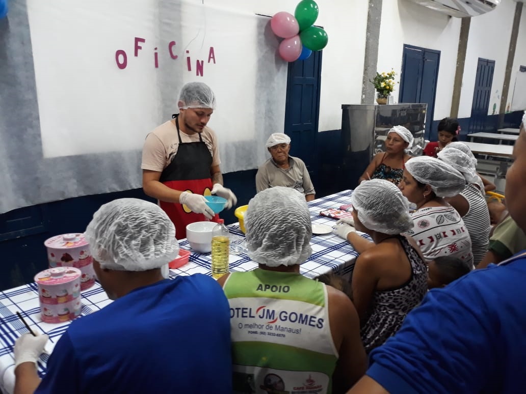 Usuários de cozinha comunitária participam de oficina de pão de queijo
