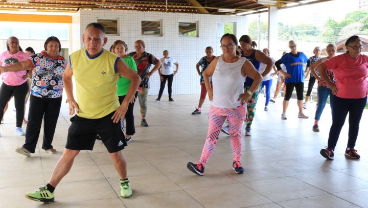 Aposentados e pensionistas ganham curso de teatro e flauta