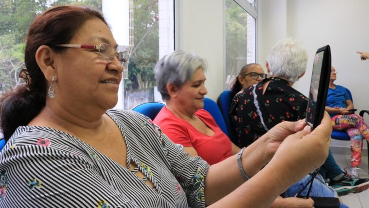 Curso de automaquiagem eleva autoestima de aposentadas e pensionistas