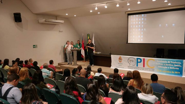 Seminário aborda implante coclear e surdez na rede municipal de ensino