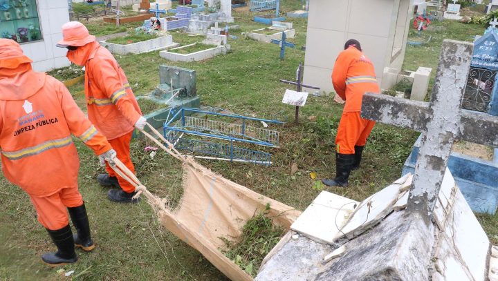 Cemitérios recebem serviços de limpeza em preparação para o Dia dos Finados