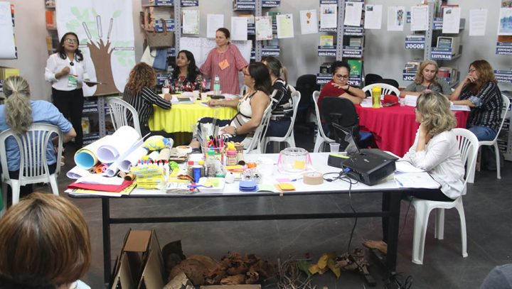 Encontro debate o Referencial Curricular Amazonense