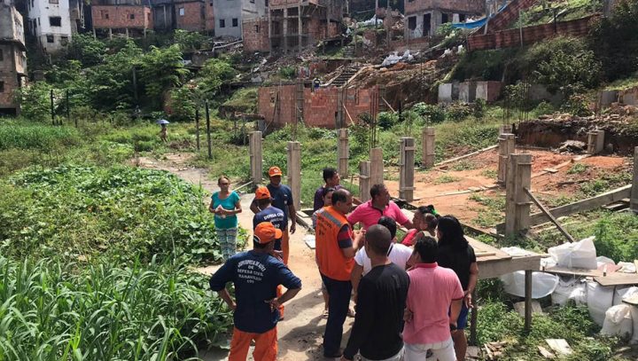 Área atingida por incêndio no Educandos recebe visita técnica