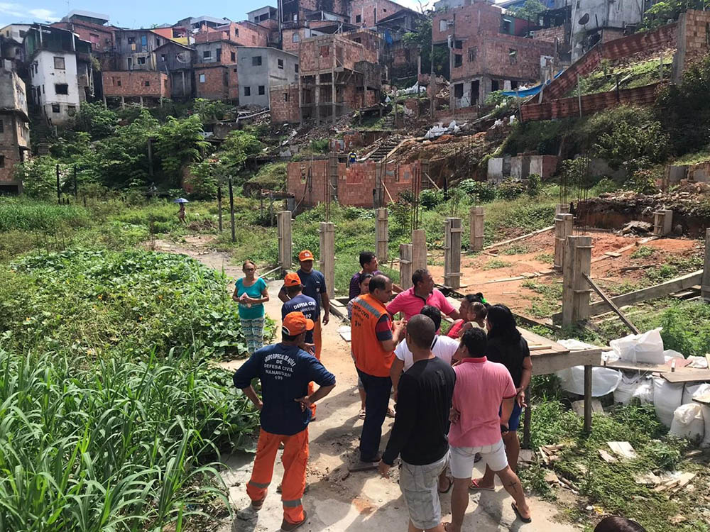 Área atingida por incêndio no Educandos recebe visita técnica