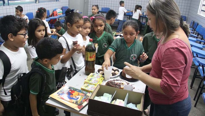 Alunos municipais usam cédulas fictícias em atividade pedagógica