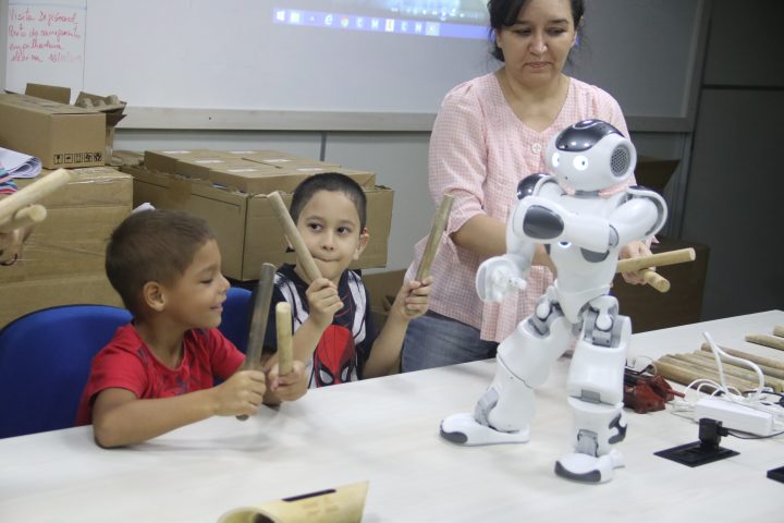 Parceria utiliza robô na reabilitação de alunos com implante coclear