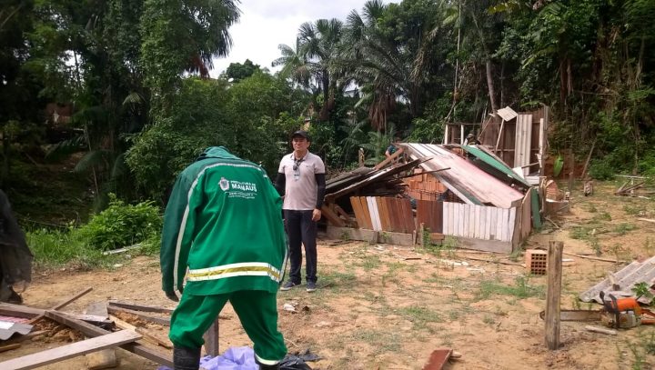 Armações de barracos são retiradas de área de risco no Hileia 1