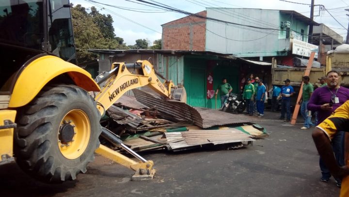 Prefeitura retira construção irregular no leito de igarapé no Novo Reino