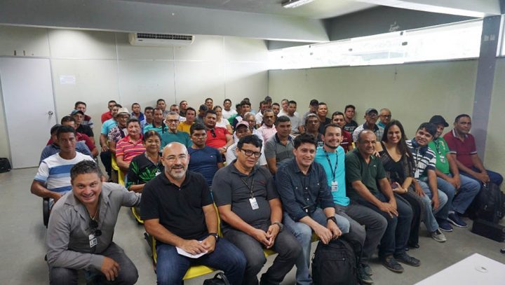 Condutores de lanchas escolares da zona ribeirinha recebem orientações