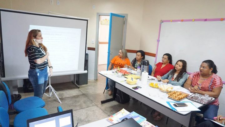 Professores de creches passam por análise da práxis do professor