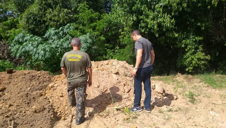 Fiscais flagram descarte de entulhos em área de preservação do igarapé dos Franceses
