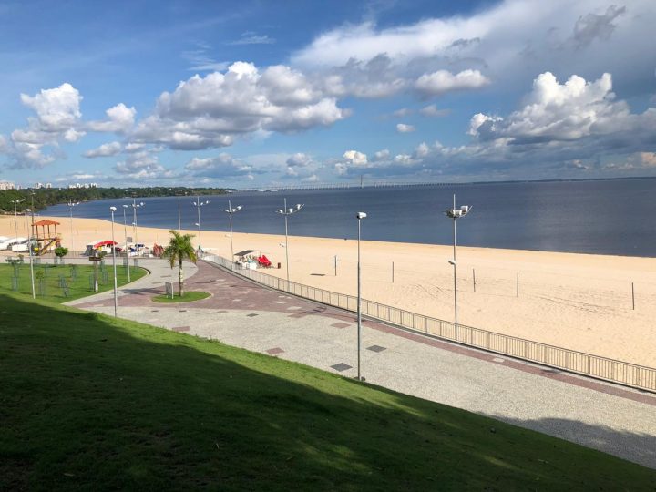 Para impedir aglomeração de pessoas praia da Ponta Negra segue interditada