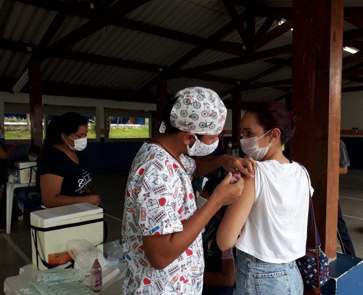 Trabalhadores da saúde recebem vacina contra a influenza no CSU do Parque 10