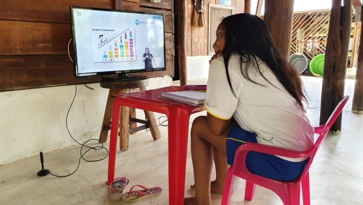 Aula em Casa iniciou nesta segunda-feira para 100 mil alunos do 1º ao 3º ano