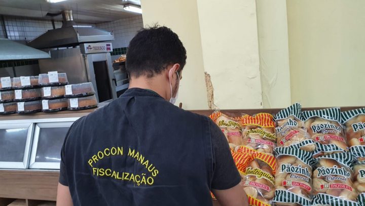 Produtos impróprios para consumo são apreendidos em supermercado da zona Sul