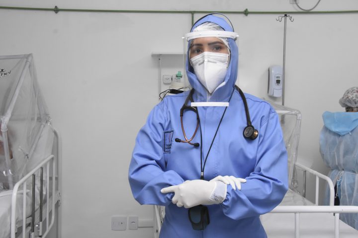 Confira histórias de mães guerreiras que atuam no hospital de campanha da prefeitura