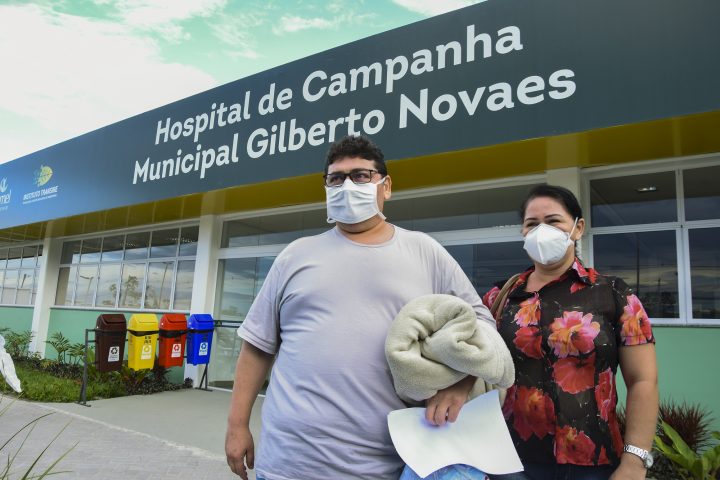 Pacientes retornam para casa, após se recuperar da Covid-19